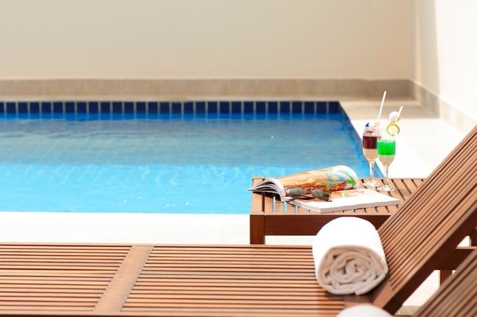 Imagen de la piscina del Hotel Matiz Manhattan. Foto 15