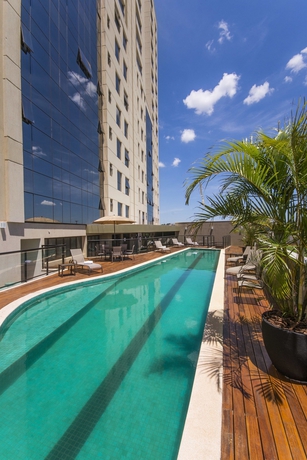 Imagen de la piscina del Hotel Matiz Vilaboim Ribeir&atilde;o Preto. Foto 17
