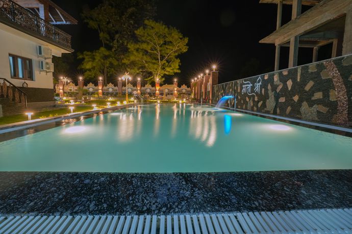 Imagen de la piscina del Hotel Matoshree Club and Resort. Foto 7