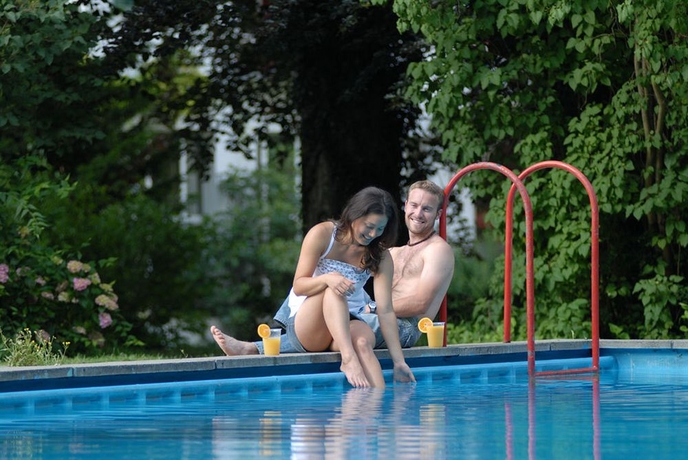 Imagen de la piscina del Hotel Mattenhof Resort. Foto 3