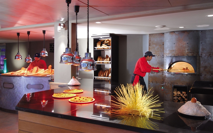 Imagen del bar/restaurante del Hotel Mauricia Beachcomber Resort and Spa. Foto 4