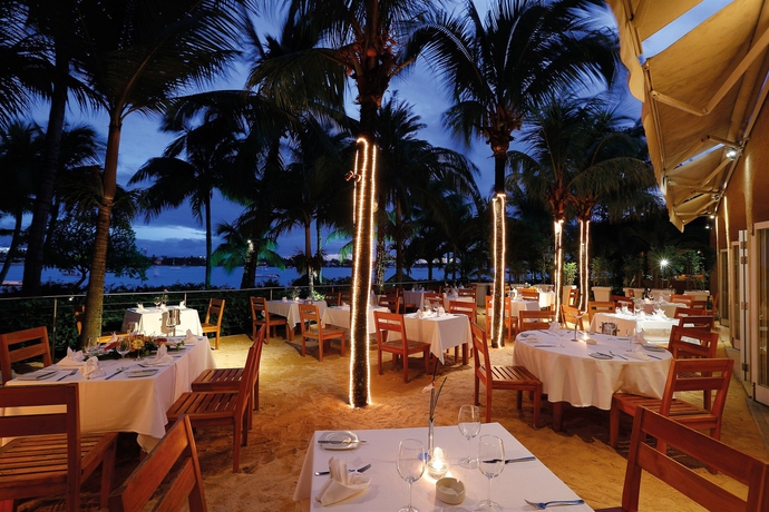 Imagen del bar/restaurante del Hotel Mauricia Beachcomber Resort and Spa. Foto 6