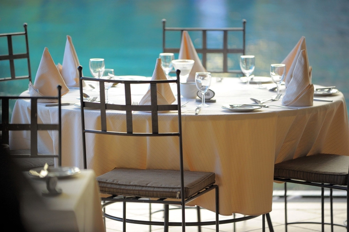 Imagen del bar/restaurante del Hotel Mauricia Beachcomber Resort and Spa. Foto 8