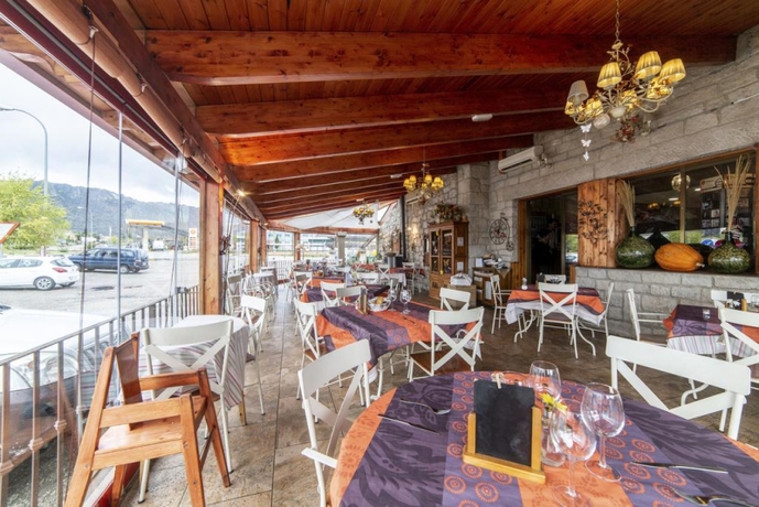 Imagen del bar/restaurante del Hotel Mavi, La Cabrera. Foto 4