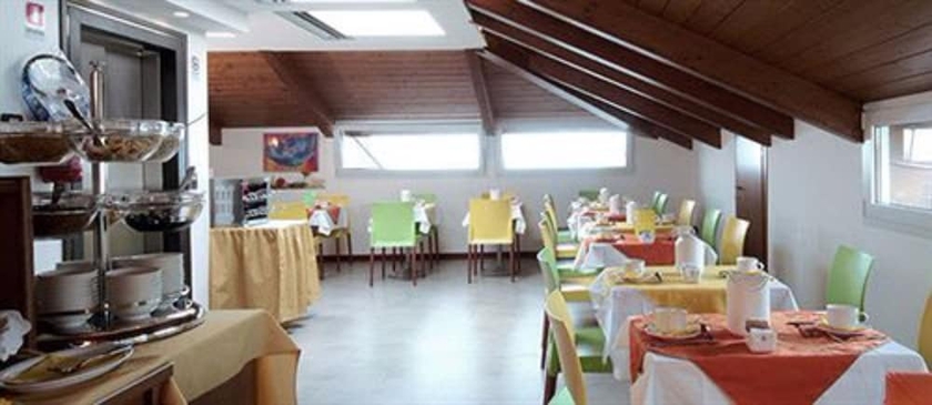 Imagen del bar/restaurante del Hotel Mavino. Foto 4