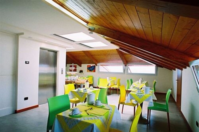 Imagen del bar/restaurante del Hotel Mavino. Foto 5