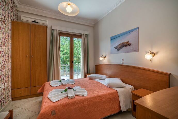 Imagen de la habitación del Hotel Mavrias Complex. Foto 17