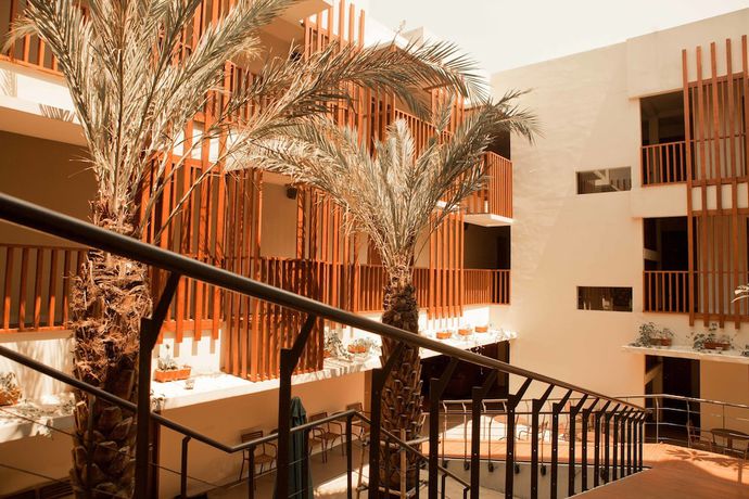 Imagen de los exteriores del Hotel Mawar. Foto 9