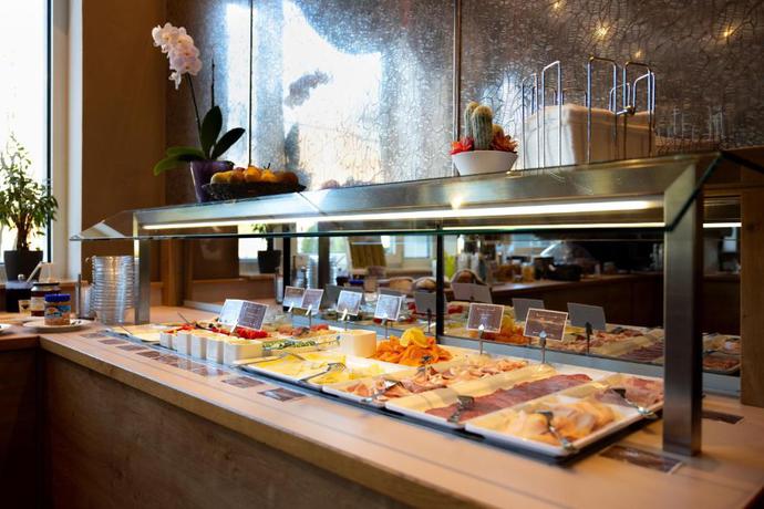 Imagen del bar/restaurante del Hotel Max 70. Foto 4