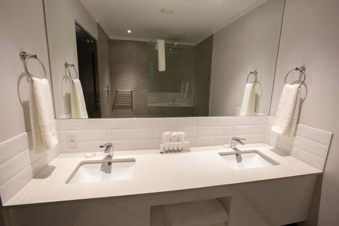 Imagen de la piscina del Hotel Max Executive Apartments. Foto 16