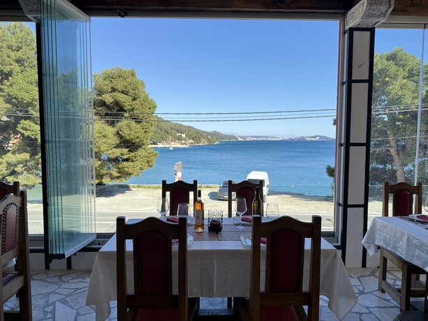 Imagen del bar/restaurante del Hotel Max Gastro Beach House. Foto 2