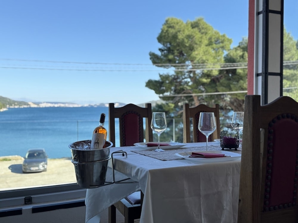 Imagen del bar/restaurante del Hotel Max Gastro Beach House. Foto 3