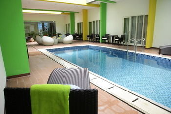 Imagen de la piscina del Hotel MaxOneHotels at Resort Makassar. Foto 13