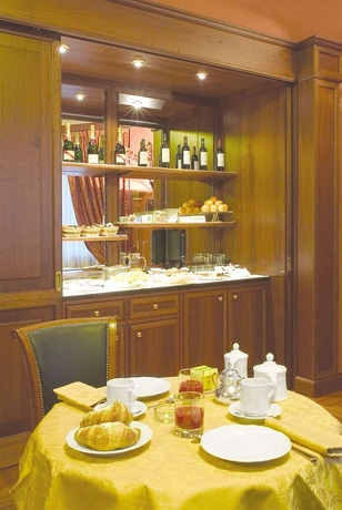 Imagen del bar/restaurante del Hotel Maxim, Aeropuerto de Mil&aacute;n-Linate. Foto 1