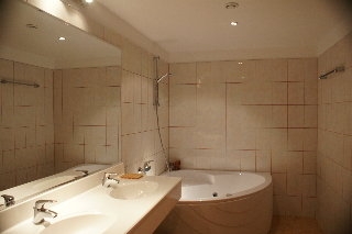 Imagen de la habitación del Hotel Maxim Oradea. Foto 7