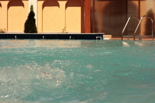 Imagen de la piscina del Hotel Maxim Oradea. Foto 11