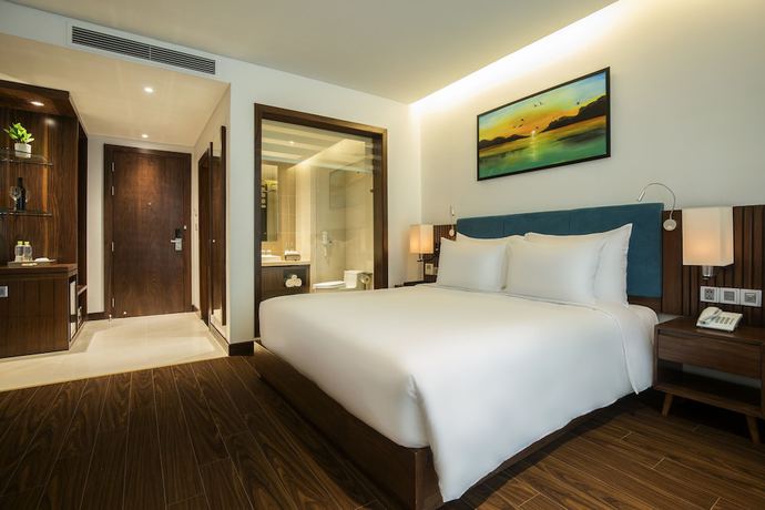 Imagen de la habitación del Hotel Maximilan Danang Beach. Foto 19