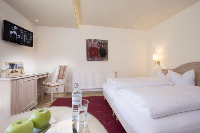 Imagen de la habitación del Hotel Maximilian, Ehenbichl. Foto 6