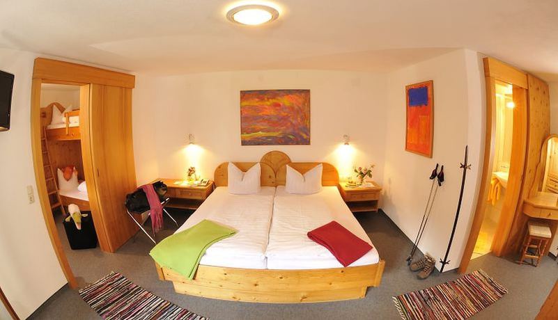 Imagen de la habitación del Hotel Maximilian, Ehenbichl. Foto 10