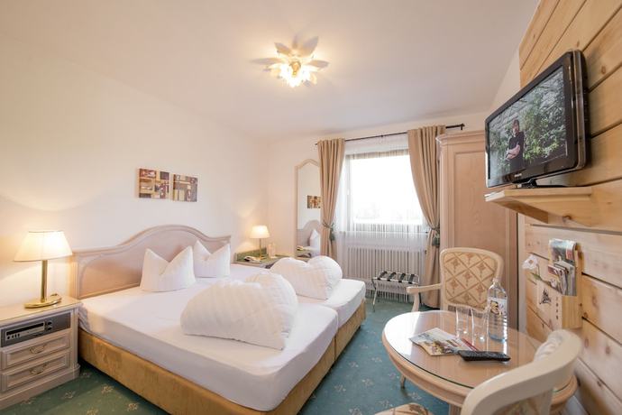 Imagen de la habitación del Hotel Maximilian, Ehenbichl. Foto 14