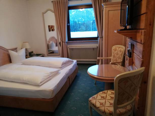 Imagen de la habitación del Hotel Maximilian, Ehenbichl. Foto 16