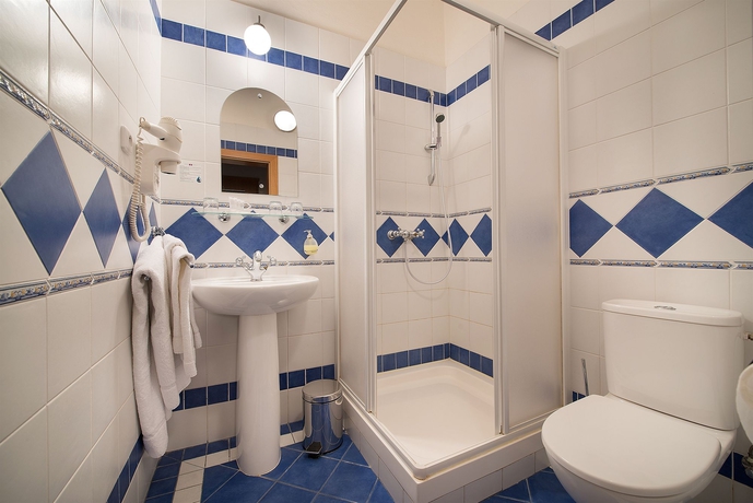 Imagen de la habitación del Hotel Maximilian Lifestyle Resort. Foto 8