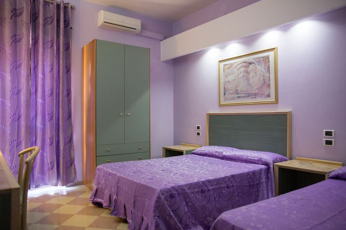 Imagen de la habitación del Hotel Maximo. Foto 5