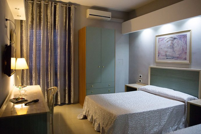 Imagen de la habitación del Hotel Maximo. Foto 9
