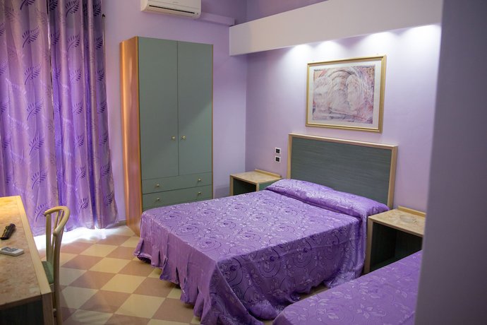 Imagen de la habitación del Hotel Maximo. Foto 17