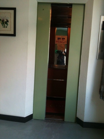 Imagen de los interiores del Hotel Maxim's Inn. Foto 12