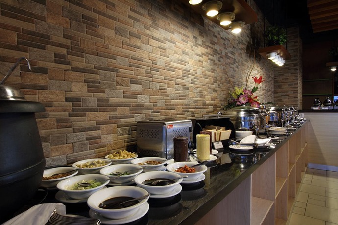 Imagen del bar/restaurante del Hotel Maxone Hotels At Pemuda - Chse Certified. Foto 5