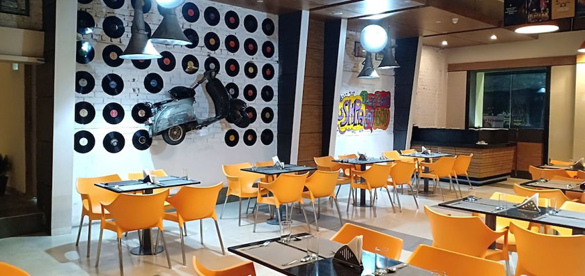 Imagen del bar/restaurante del Hotel Maxs Prayagraj. Foto 2