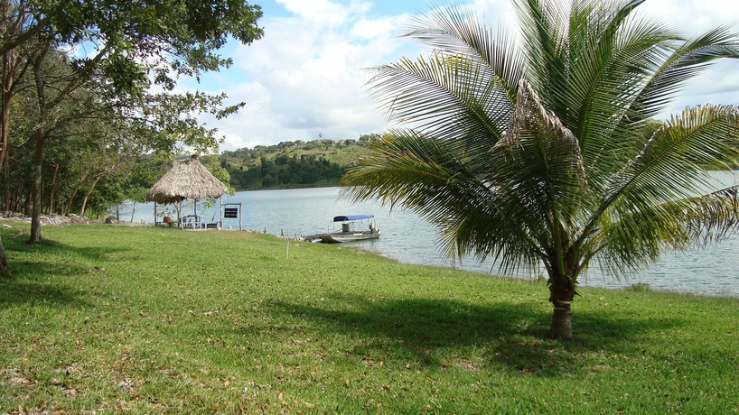 Imagen de los exteriores del Hotel Maya Zacpet&eacute;n Jungle Lodge. Foto 5