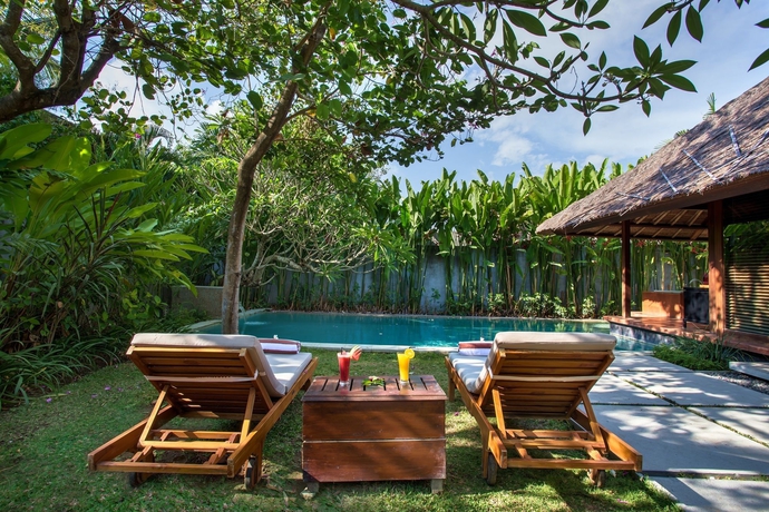 Imagen de la piscina del Hotel Mayaloka Villas. Foto 16