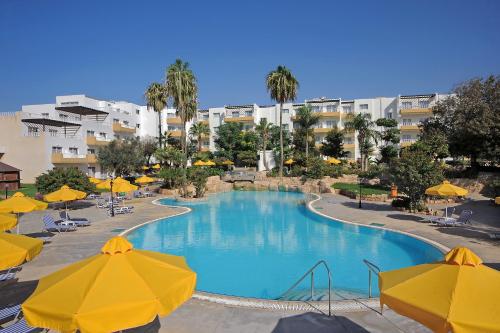 Imagen de la piscina del Hotel Mayfair Gardens. Foto 8
