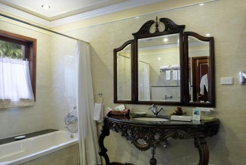 Imagen general del Hotel Mayfair Lagoon. Foto 1