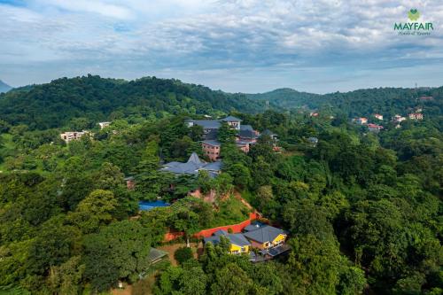 Imagen general del Hotel Mayfair Spring Valley Resort Guwahati. Foto 1