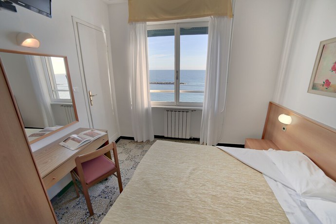 Imagen de la habitación del Hotel Mayola, San Bartolomeo al Mare. Foto 4