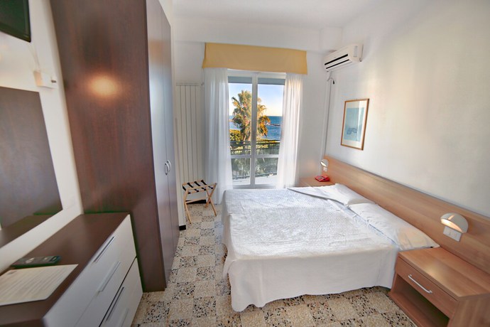 Imagen de la habitación del Hotel Mayola, San Bartolomeo al Mare. Foto 6