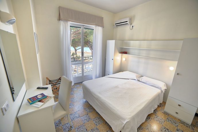 Imagen de la habitación del Hotel Mayola, San Bartolomeo al Mare. Foto 9