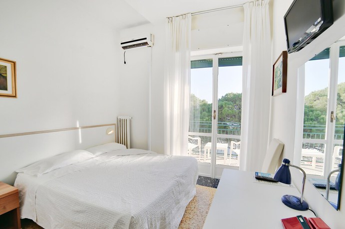 Imagen de la habitación del Hotel Mayola, San Bartolomeo al Mare. Foto 17