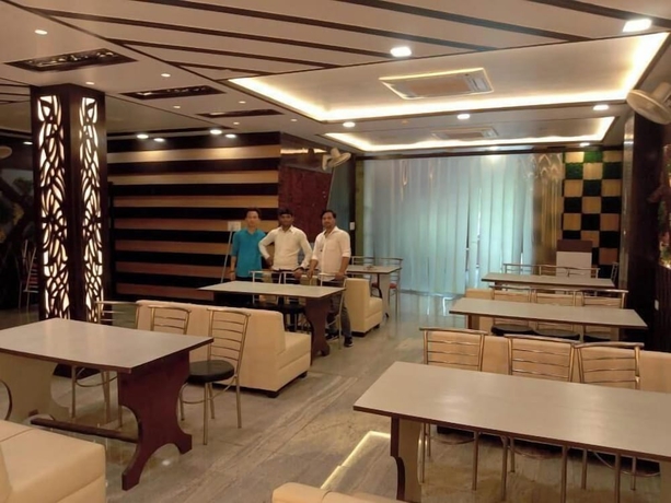 Imagen del bar/restaurante del Hotel Mayur Palace, Agra. Foto 2