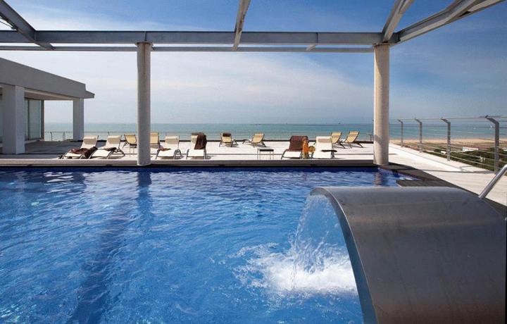 Imagen de la piscina del Hotel Mazagonia. Foto 14