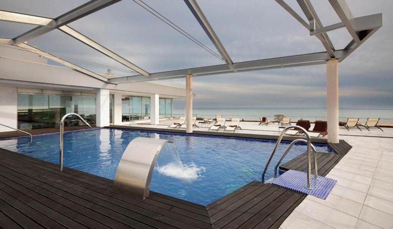 Imagen de la piscina del Hotel Mazagonia. Foto 16