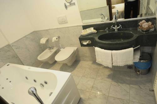 Imagen de la habitación del Hotel Mazzoleni. Foto 13
