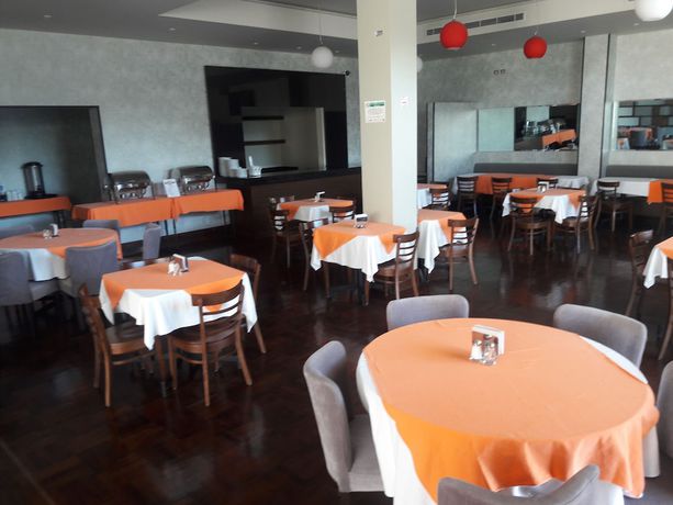 Imagen del bar/restaurante del Hotel Mbm Red Sun. Foto 2
