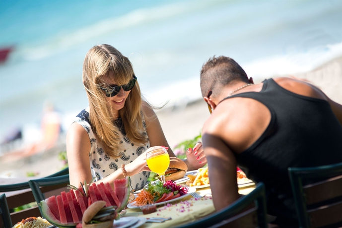 Imagen del bar/restaurante del Hotel M.c Mahberi Beach &ndash; All Inclusive. Foto 4