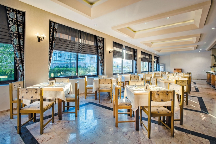 Imagen del bar/restaurante del Hotel M.c Mahberi Beach &ndash; All Inclusive. Foto 5