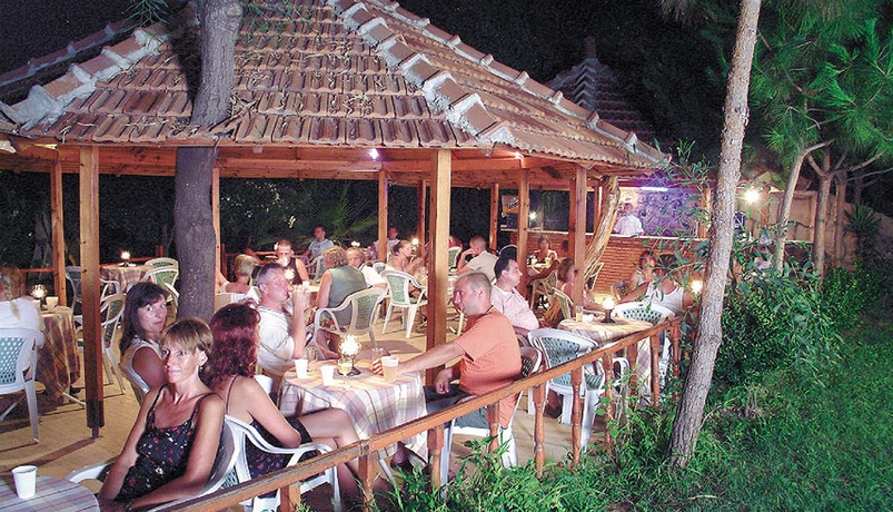 Imagen del bar/restaurante del Hotel M.c Mahberi Beach &ndash; All Inclusive. Foto 6