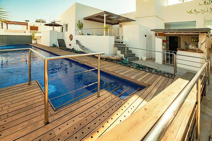 Imagen de la piscina del Hotel Mc San José. Foto 12